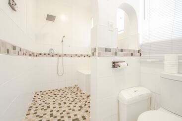 تختخواب و صبحانه Honeypot Guest House