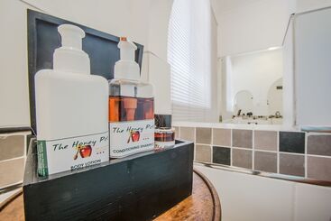 تختخواب و صبحانه Honeypot Guest House