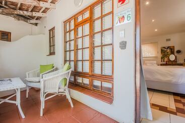 تختخواب و صبحانه Honeypot Guest House