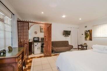تختخواب و صبحانه Honeypot Guest House