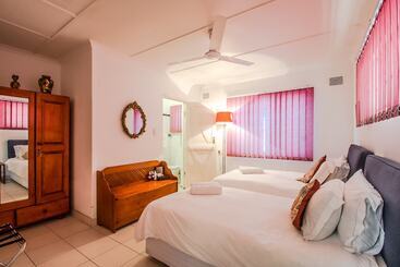 تختخواب و صبحانه Honeypot Guest House