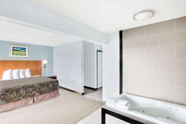 هتل Days Inn By Wyndham Watertown Fort Drum
