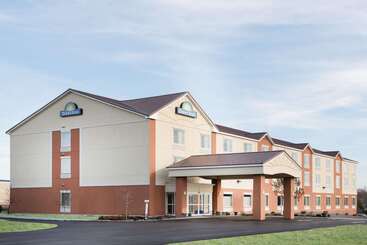 هتل Days Inn By Wyndham Watertown Fort Drum