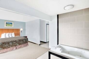 هتل Days Inn By Wyndham Watertown Fort Drum