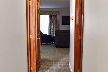 هتل The Central Downtown Inn Suites