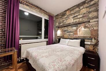 Lale Pension