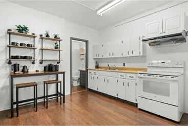 Bricks & Wood I Sleeps 8 I 10 Min To Royal Tyrell