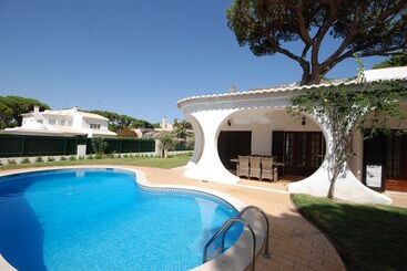 Charming 3 Bed Villa With Pool In Olhos De Agua