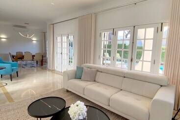 Charming 3 Bed Villa With Pool In Olhos De Agua