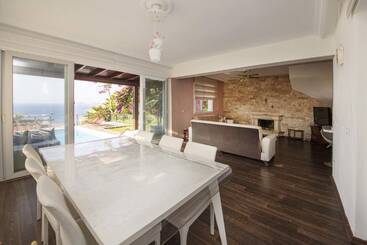 House With Amazing Sea View And Pool In Gumusluk