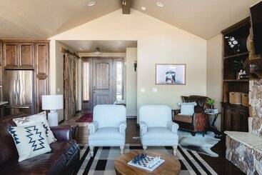 Klamath By Avantstay Gorgeous Mountain Home W/ Fire Pit, Spa & Lake Views