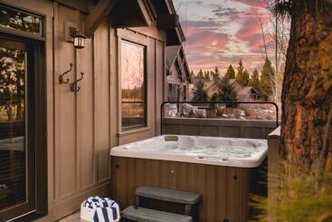 Klamath By Avantstay Gorgeous Mountain Home W/ Fire Pit, Spa & Lake Views