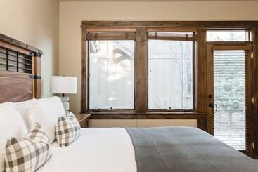 Klamath By Avantstay Gorgeous Mountain Home W/ Fire Pit, Spa & Lake Views