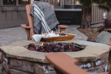 Klamath By Avantstay Gorgeous Mountain Home W/ Fire Pit, Spa & Lake Views