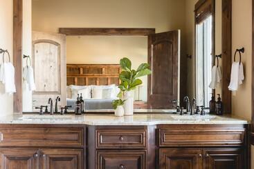 Klamath By Avantstay Gorgeous Mountain Home W/ Fire Pit, Spa & Lake Views
