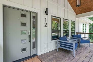 Brand New 10 Min To Downtown And Private Hot Tub And Arcade