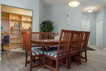 Comfy Home Office Condo W Parking Balcony Coffee