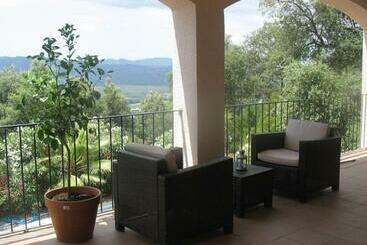Cosy Apartment With Swimming Pool And Spacious Private Terrace