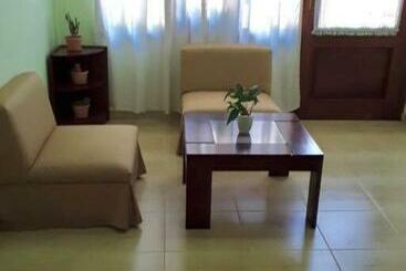 Monoambiente Con Cocina Exterior Y Estacionamiento