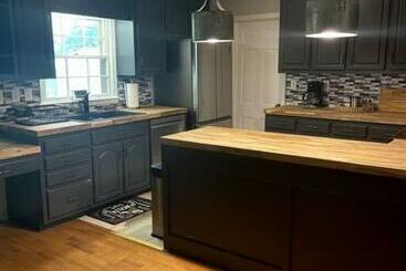 Cozy & Spacious 4 Bed Home With Indoor Fire Place