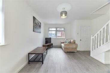 Gatacre House Stylish 3 Bed House, Sleeps 7
