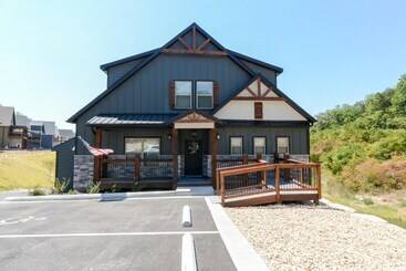 Journey S Remedy  Lake View Sleeps 30