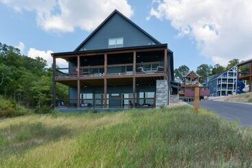Journey S Remedy  Lake View Sleeps 30