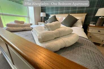 شقق خاصة سياحية Llew Accommodation   The Townhouse