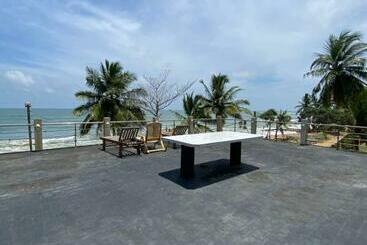 Oasis Beach Villa