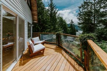 דירות לתיירים Serene, Tranquil, Oasis With Stunning Ocean Views Of Pender Harbour