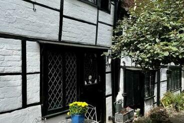 15th Century Tiny Character Cottage Henley Centre