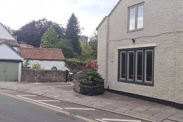 Charming 1 Bed Loft In Caerleon