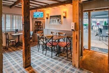 Charming 1 Bed Loft In Caerleon