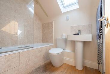 Charming 1 Bed Loft In Caerleon