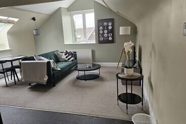 Charming 1 Bed Loft In Caerleon