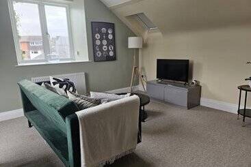 Charming 1 Bed Loft In Caerleon