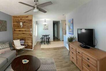 Comfy, Contemporary Quiet Retreat Vacation Home With Views