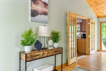 Modern Decor, Hot Tub, Fire Pit, Grill, & Games