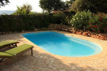 Stunning Cottage With Pool In Provence France