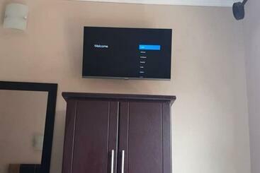 Modern Studio Apartment At Bains Lodge, Close To N1, Free Wifi, Aircon, Smart Tv