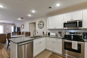 Mystic Cove Condo   Pool   Perfect Location