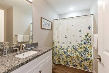 Mystic Cove Condo Pool Perfect Location