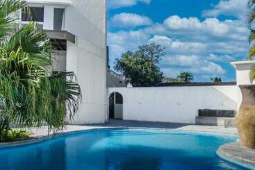 Contemporary Private Studio With Pool And Kitchen