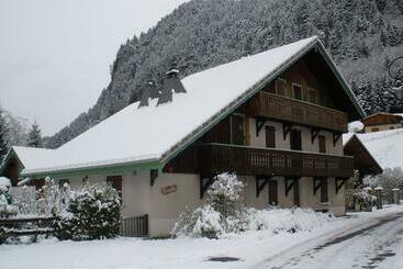Жильё для туристов Spacious Ski Chalet In Traditional French Village, Sleeps 8, Four Star With Fibre Broadband