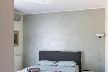آپارتمانهای توریستها Blue Lake Arona   Cozy Apartment In City Center