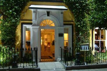 هتل The Listowel Arms