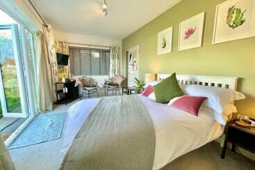 דירות לתיירים Beautiful Garden Room With Private Entrance