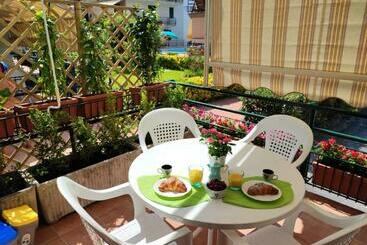 Sea Garden, Fronte Mare Con Piscina
