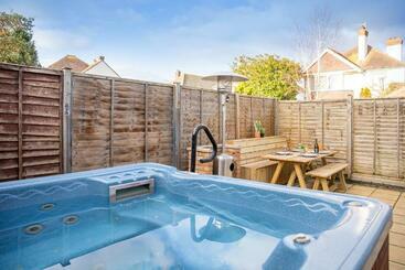 Stunning 4br House For 10 Near Beach W Hot Tub