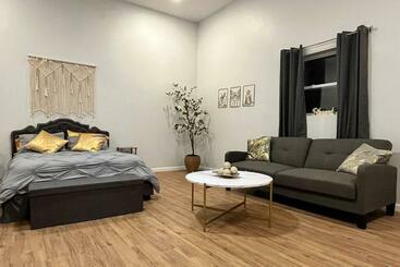Chic, Spacious, Cozy Guest House Great Location!
